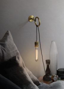 Lámpara de pared minimalista Loop con enchufe de pared
