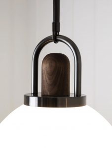 Lampa wisząca w kształcie kuli łukowej