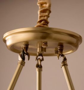 Lámpara de araña antigua de latón